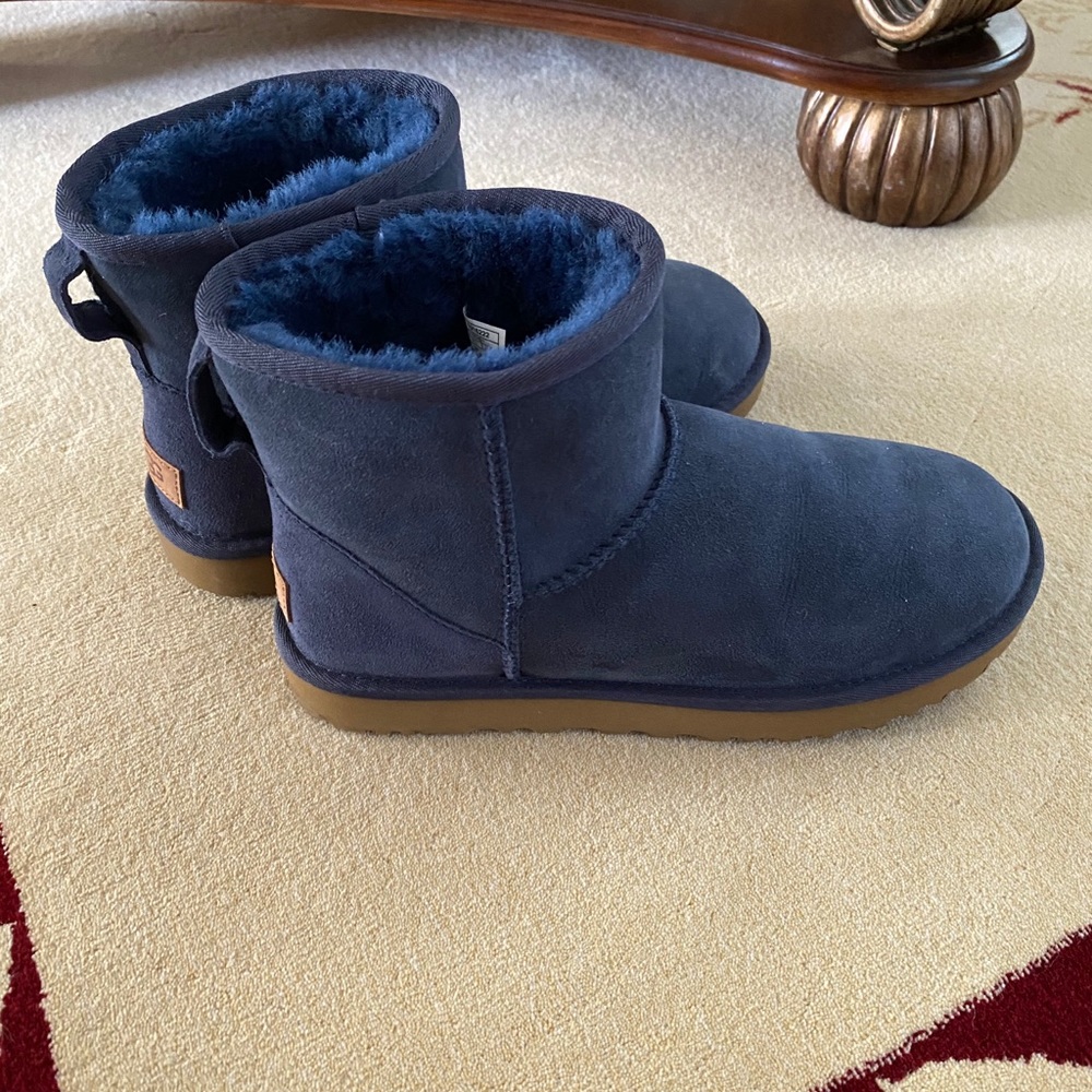 WOMENS NAVY MINI UGGS